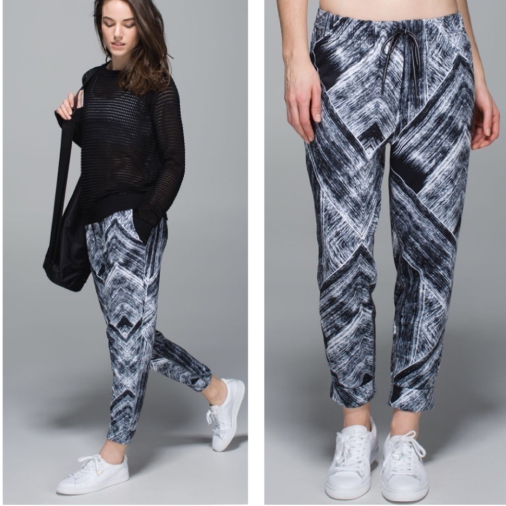 Lululemon Jet Crop *Full-On Luon Heat Wave White Black Size 4.